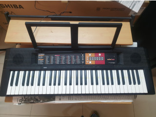 Yamaha music keyboard F 251